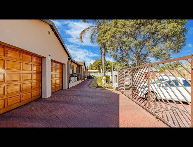 4 BEDROOM FREEHOLD FOR SALE IN BRACKENDOWNS